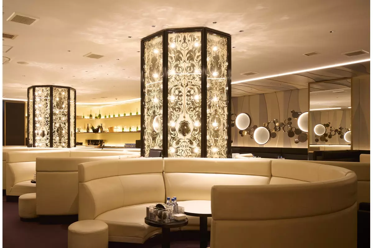 Club Lalah メインフロア。ダマスクの透かし彫りを光が抜ける照明タワーと、クリームの円形ソファ