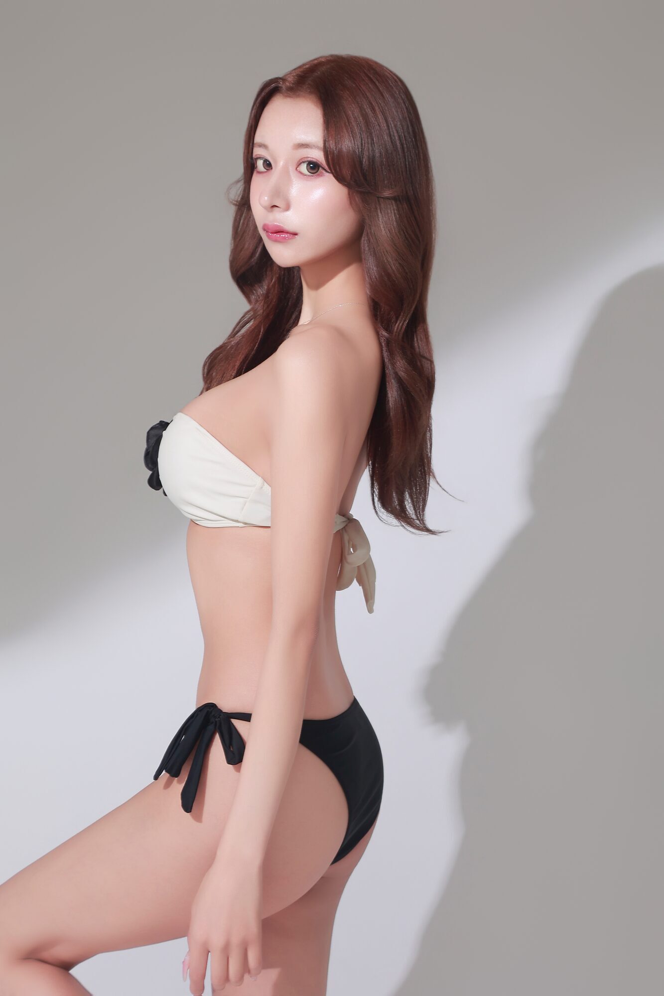 神楽るな（VXY・歌舞伎町）グラビア 22｜モノトーン