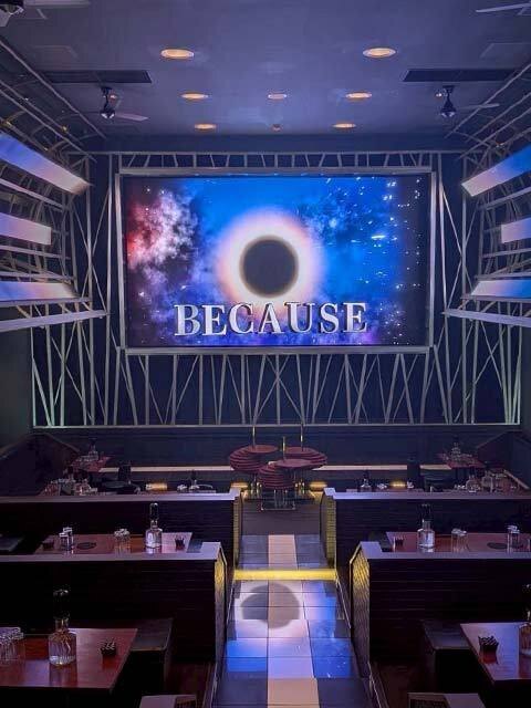 BECAUSE 店内。正面の大型スクリーン