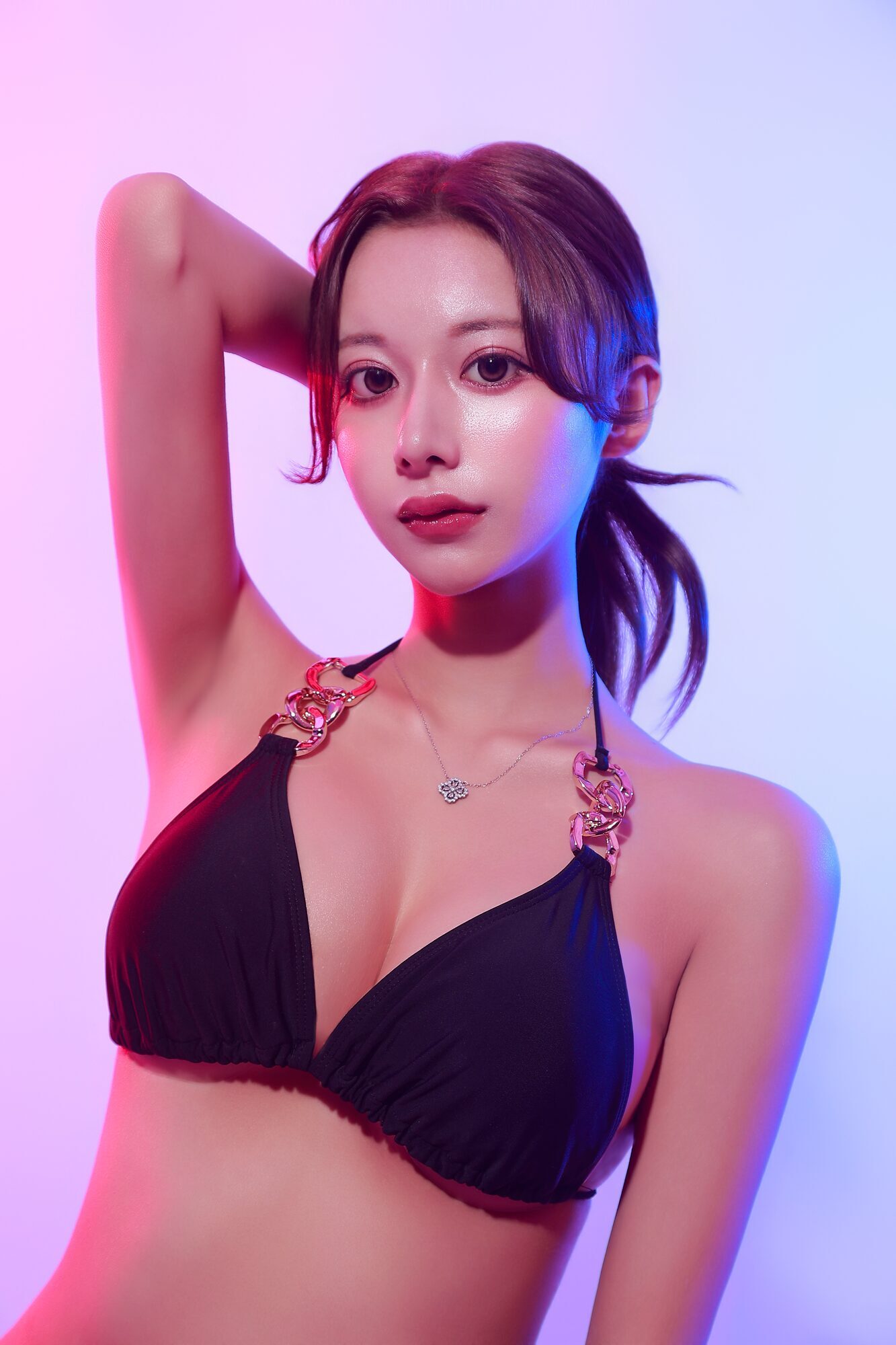 神楽るな（VXY・歌舞伎町）グラビア 13｜ネオンライティング